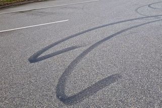 Driftující řidiči u Macochy léta po nocích šikanují obyvatele Moravského krasu - Novinky